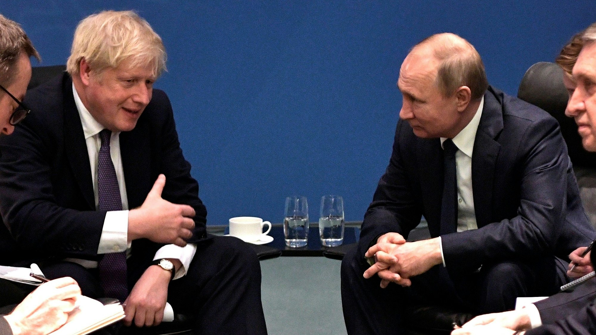Ex-Premierminister Boris Johnson im Gespräch mit Kremlchef Wladimir Putin. Laut Johnsohn drohte Putin dem ehemaligen britischen Regierungschef persönlich. (Archivbild)
