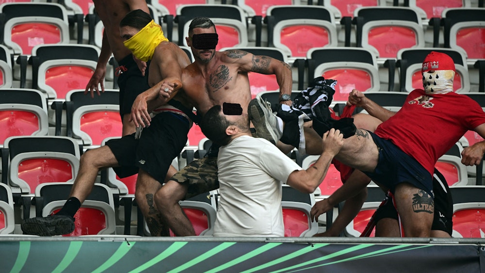 Gewalt-Szenen auf der Tribüne im Stadion von Nizza vor dem Spiel in der Conference League gegen den 1. FC Köln.