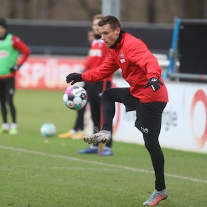 Christian Clemens nimmt im Training des 1. FC Köln einen Ball an.