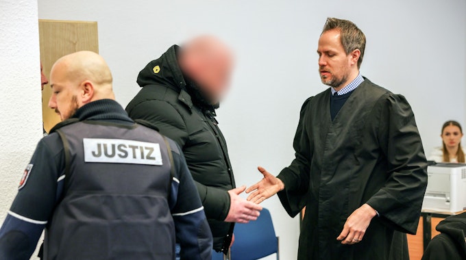 Der Angeklagte begrüßt bei der Verhandlung vergangene Woche im Gerichtssaal seinen Verteidiger Ingmar Rosentreter mit Handschlag.