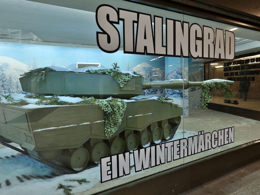 Ein Panzer steht hinter Glas. Vorne ist der Schriftzug Stalingrad. Ein Wintermärchen zu lesen.