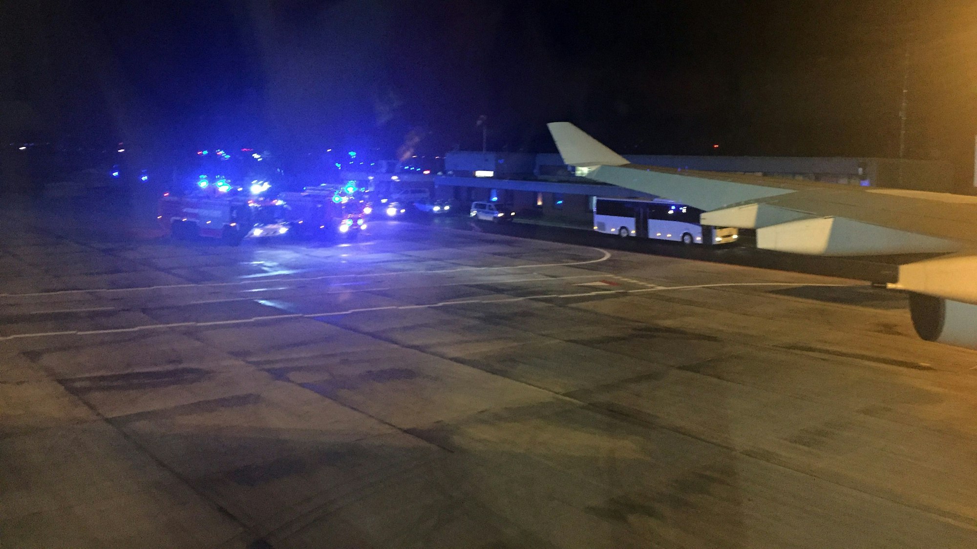 Das Foto vom 28. November 2018 zeigt den Flügel des A340, mit dem Angela Merkel zum G20-Gipfel fliegen sollte. Außerdem sind Feuerwehrwagen mit Blaulicht abgebildet.