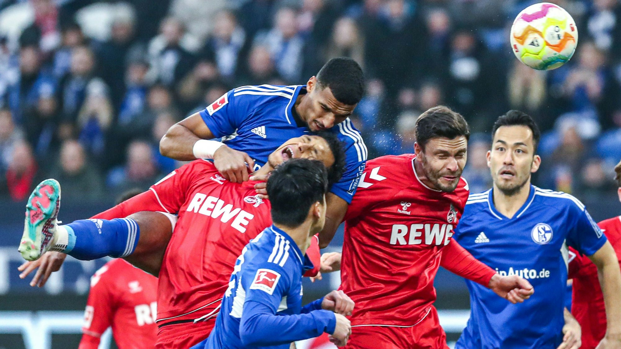 Davie Selke und Jonas Hector steigen für den 1. FC Köln gegen Schalke 04 zum Kopfball hoch.