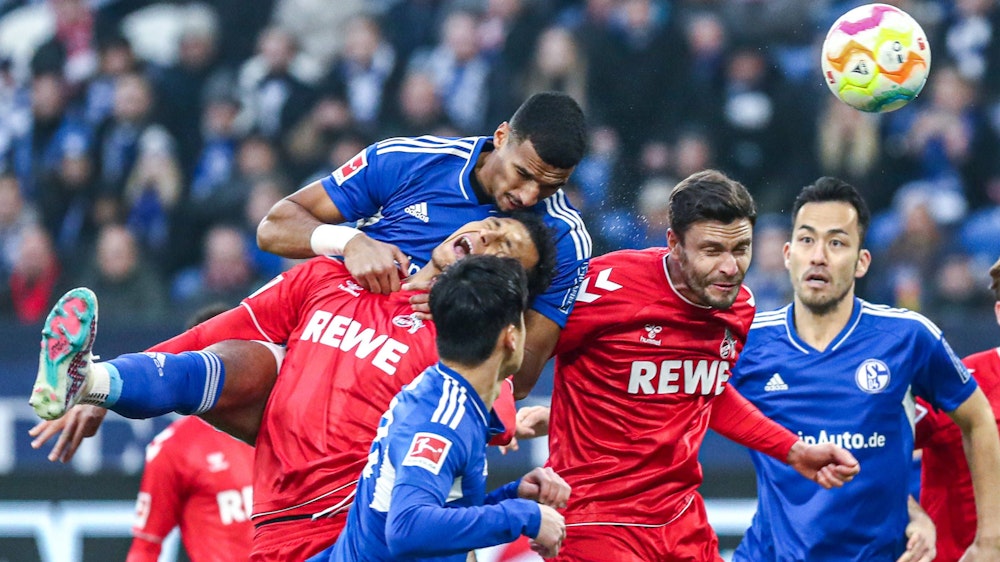 Davie Selke und Jonas Hector steigen für den 1. FC Köln gegen Schalke 04 zum Kopfball hoch.