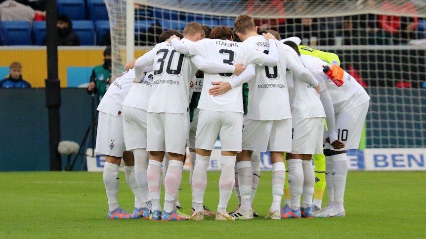Das Team von Borussia Mönchengladbach, am 28. Januar 2023 beim Auswärtsspiel in Hoffenheim, macht einen Mannschaftskreis vor dem Anpfiff.