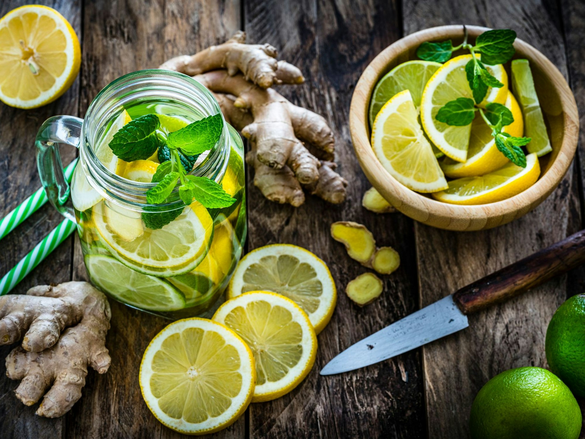 Zitrone, Ingwer und Pfefferminze sind bewährte Hausmittel gegen Übelkeit.