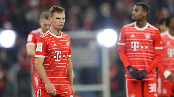 Ein enttäuschter Joshua Kimmich geht nach dem Bayern-Unentschieden gegen den 1. FC Köln vom Platz.