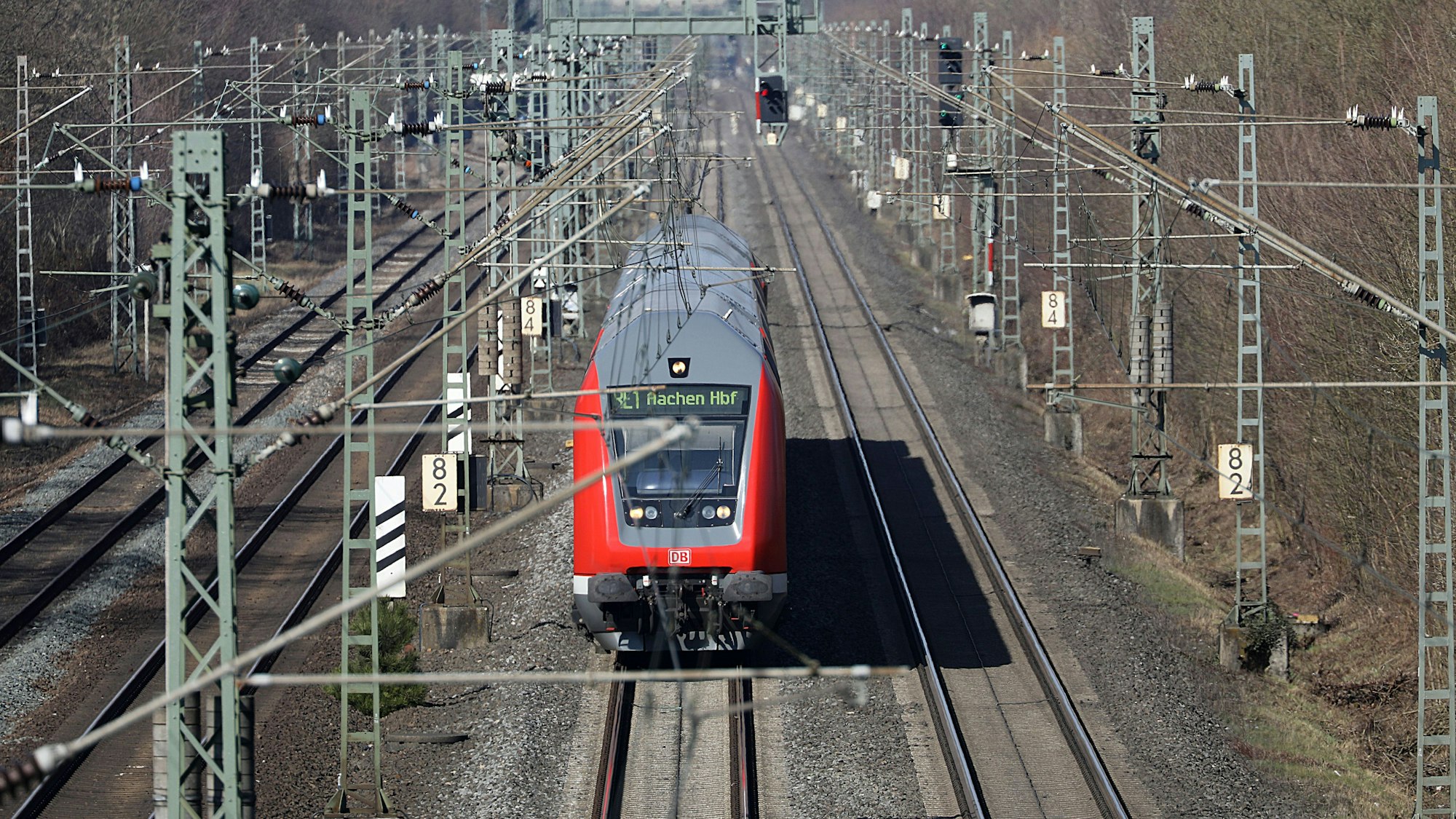 Ein Regionalexpress fährt in Leverkusen über die Bahnstrecke Köln und Düsseldorf.