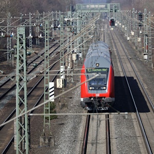 Ein Regionalexpress fährt in Leverkusen über die Bahnstrecke Köln und Düsseldorf.