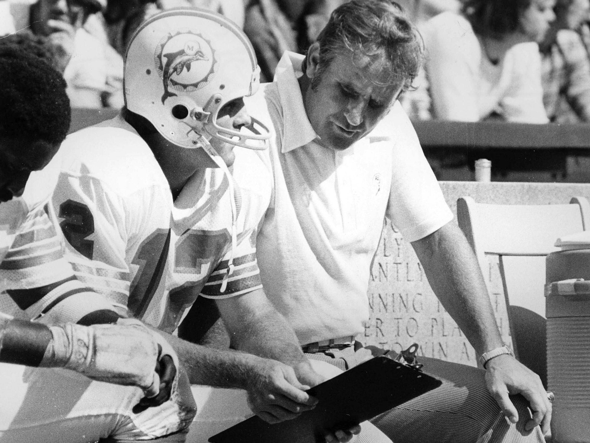 Headcoach Don Shula (re.) und Quarterback Bob Griese (beide Miami Dolphins) besprechen die Taktik.