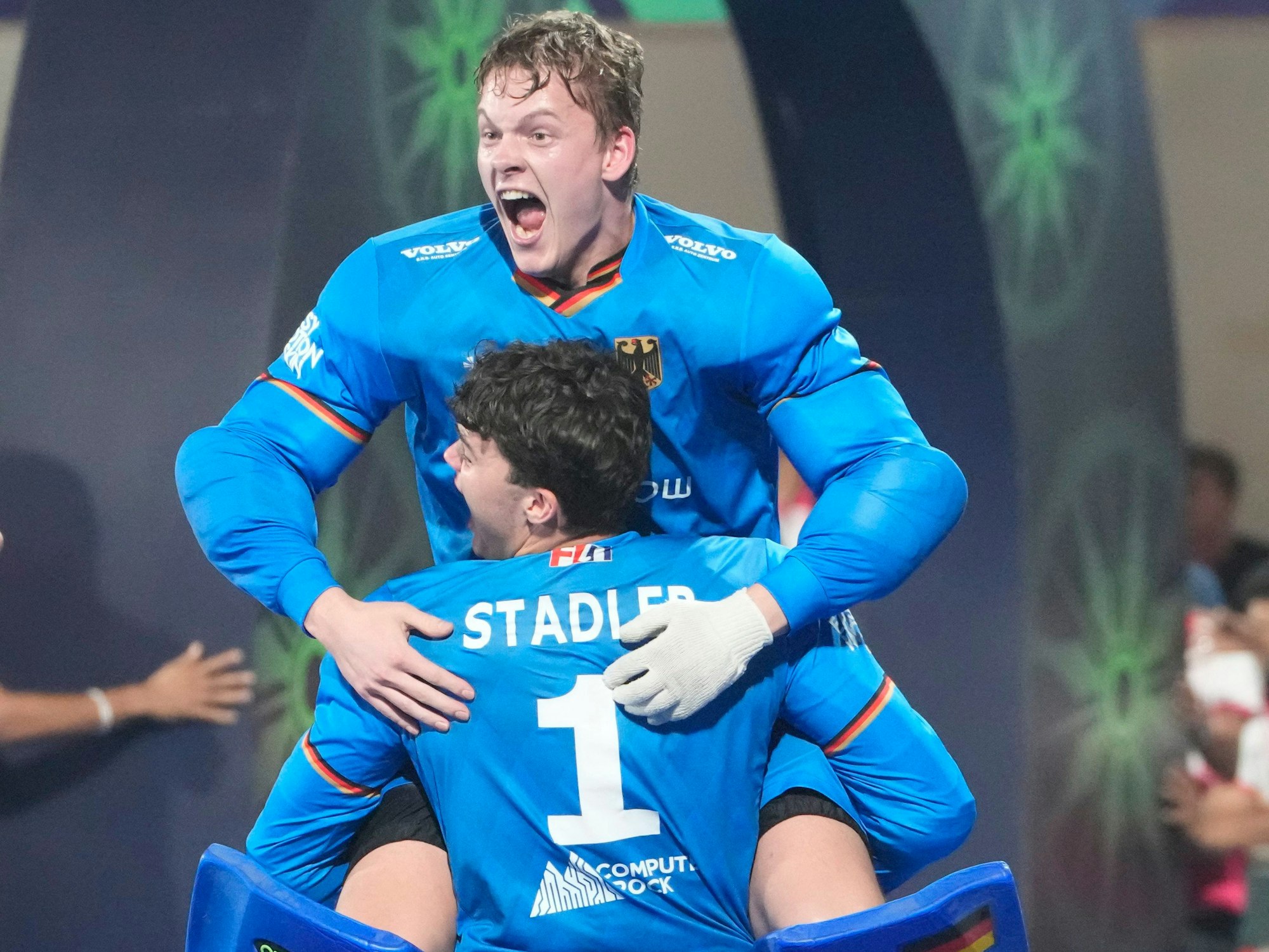 Jean-Paul Danneberg undAlexander Stadler umarmen sich jubelnd nach dem Sieg gegen Belgien.