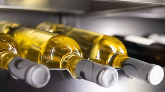 Flaschen mit Weißwein in einem Kühlschrank