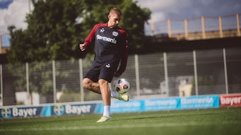 Robert Andrich von Bayer 04 Leverkusen jongliert den Ball.