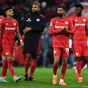 Enttäuschte Bayer-Profis nach der Niederlage gegen Dortmund.