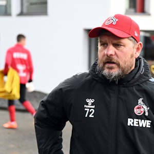 Steffen Baumgart spricht nach dem Training des 1. FC Köln mit Medienvertretern.