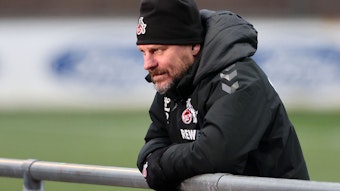 Steffen Baumgart, Trainer des 1. FC Köln, hat seine Mannschaft zum Neustart der Fußball-Bundesliga nach der Weltmeisterschaft wieder gut in Form gebracht. Das Foto zeigt den Trainer dick eingepackt am Geißbockheim.