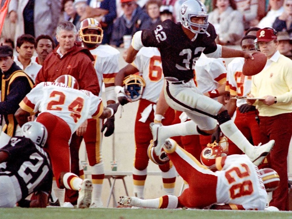 Raiders-Runningback Marcus Allen springt über die Verteidiger der Washington Redskins.