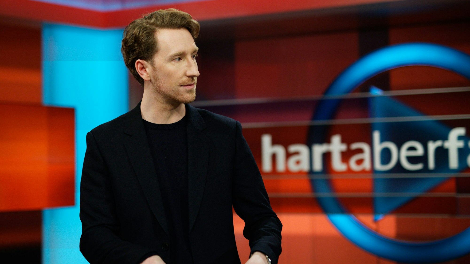 Louis Klamroth, neuer Moderator der ARD-Talkshow «Hart aber fair», steht nach der Sendung im Studio Berlin.