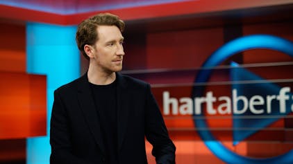 Louis Klamroth, neuer Moderator der ARD-Talkshow «Hart aber fair», steht nach der Sendung im Studio Berlin.