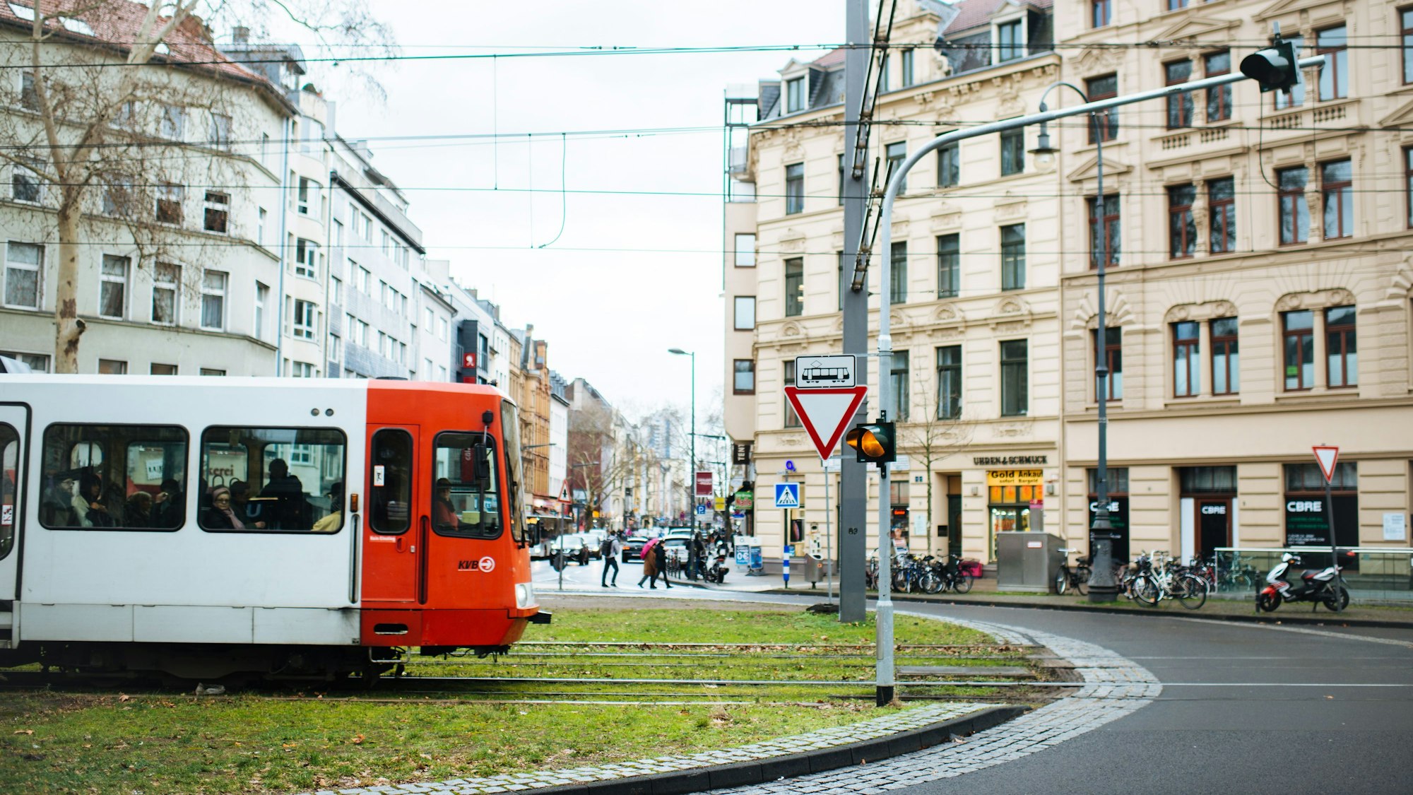 Eine Bahn der Kölner Verkehrsbetriebe erfasste eine Radfahrerin (Symbolbild).
