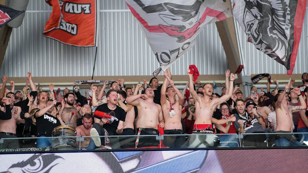 Fans feiern den Sieg der Kölner Haie im DEL-Spiel bei Adler Mannheim.&nbsp;