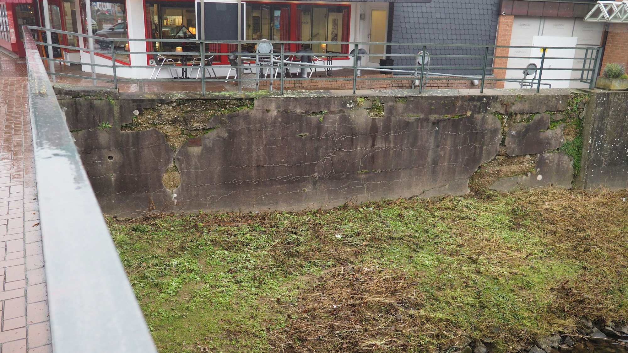 Hochwasser-Schutzmauer Leichlingen Innenstadt (In Fließrichtung linkes Wupperufer, vor Grillmeister von Marly-Brücke aus)