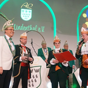 Christoph Kuckelnkorn bei der KG Alt-Lindenthal auf der Bühne.
