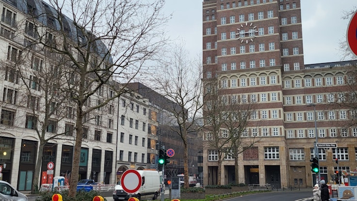 Heinrich-Heine-Platz – die Straße ist abgesperrt.