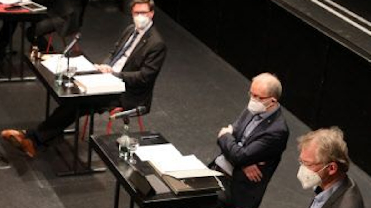 BM Frank Stein liest Kreiskämmerer Eckl und LR Santelmann im März 2021 im Kreisausschuss die Leviten.