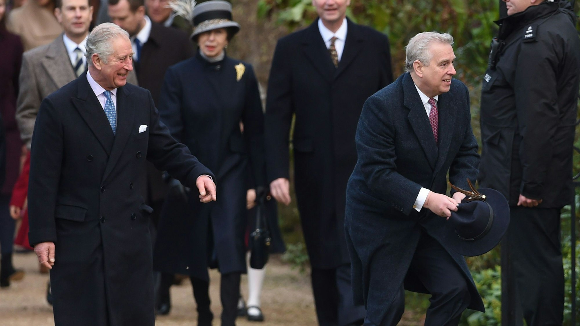 Prinz Charles (l) amüsiert sich über die "Hutfangaktion" seines Bruders Prinz Andrew (r).