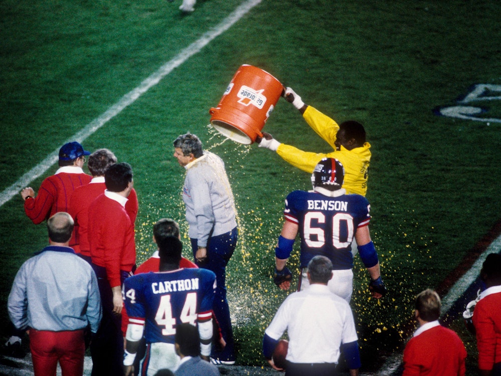 Football-Harry Carson Harry Carson gibt Coach Bill Parcells eine Gatorade Dusche nach dem Sieg des Super Bowl XXI.