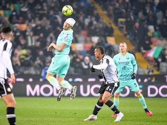 Milan Djuric köpft den Ball, Verona-Kollege Ondrej Duda schuat zu beim Duell gegen Udinese Calcio in der italienischen Serie A.