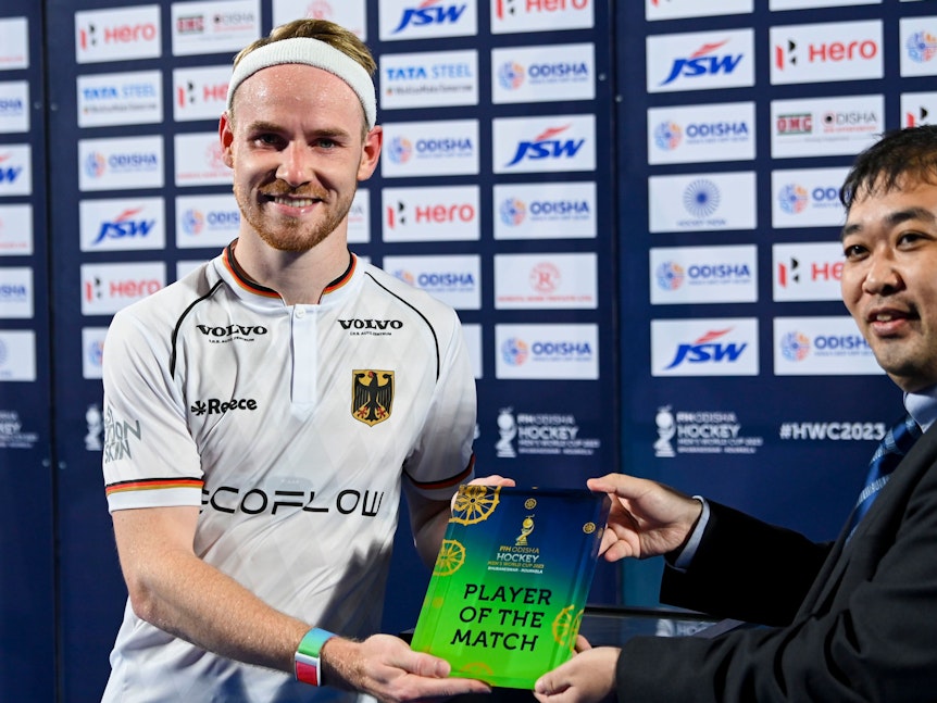 Deutschlands Christopher Rühr (l.) hält die Auszeichnung zum Spieler des Spiels in der Hand.