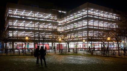 Das Bild zeigt die Zentralbibliothek in der Nacht.


