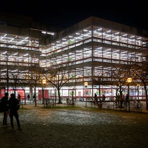 Das Bild zeigt die Zentralbibliothek in der Nacht.


