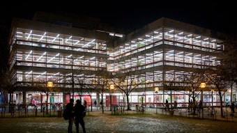Die beleuchtete Stadtbibliothek bei Nacht.