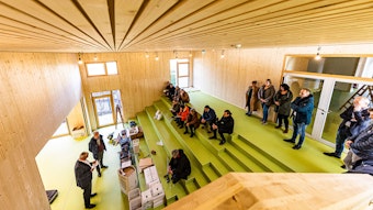 Aus viel Holz ist der neue Kindergarten am Rathaus von Alfter gebaut. Landrat Sebastian Schuster und Bürgermeister Rolf Schumacher stellten ihn vor.