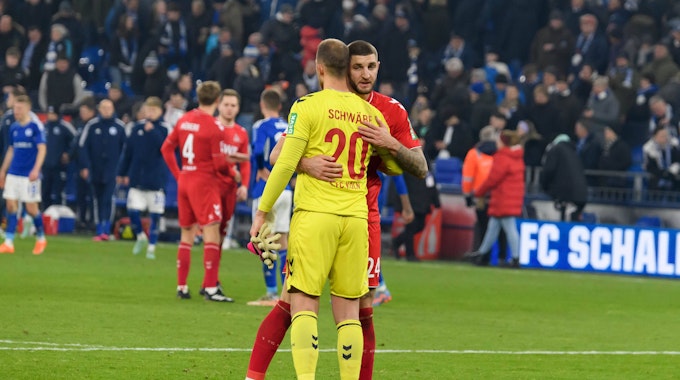 Julian Chabot und Marvin Schwäbe umarmen sich nach dem 0:0 des 1. FC Köln am Sonntag (30. Januar 2023) auf Schalke.