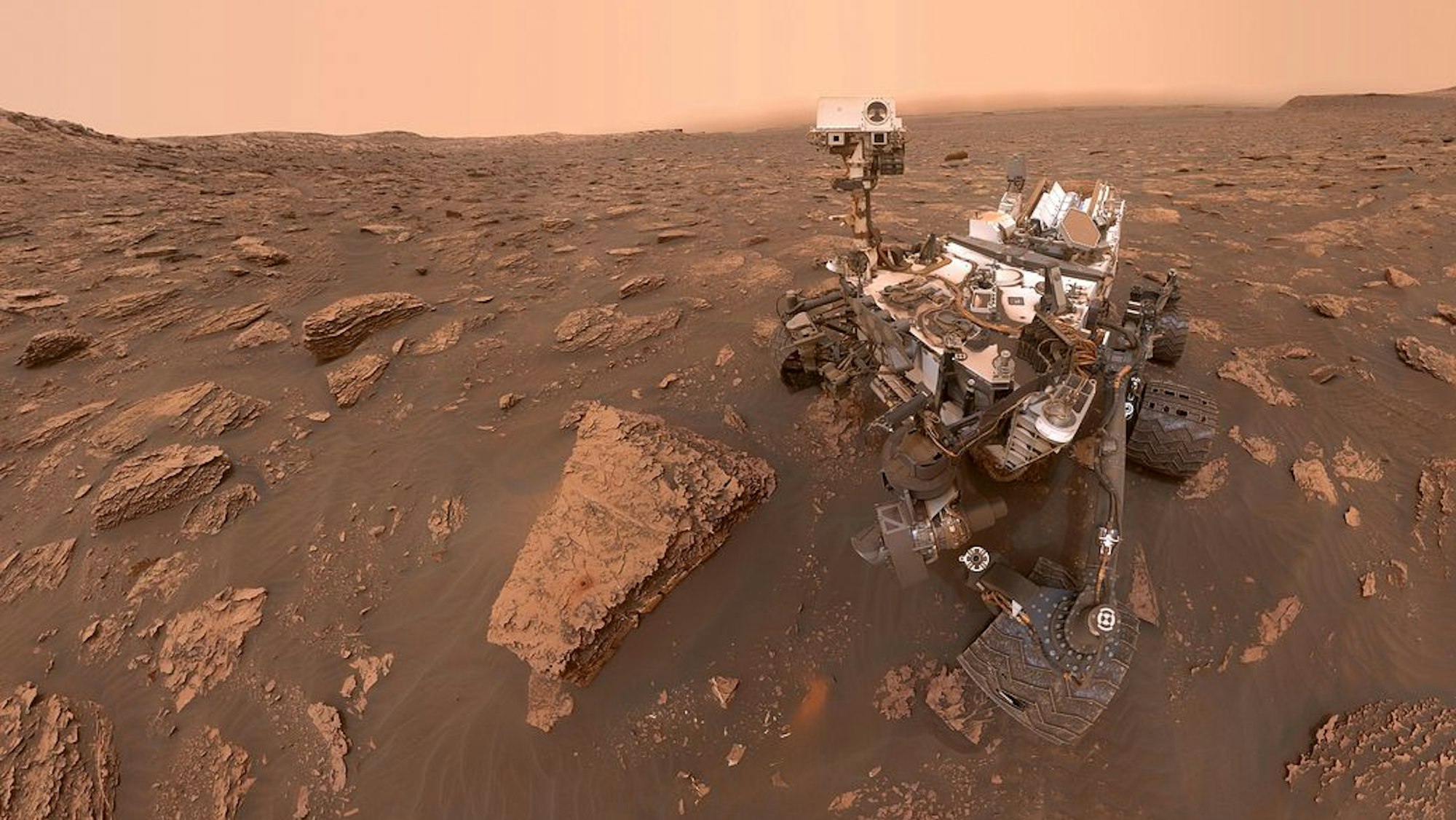 Der Mars-Rover „Curiosity“ hat bei einer Bohrung Hinweise auf große Wasservorräte auf dem Mars gefunden.