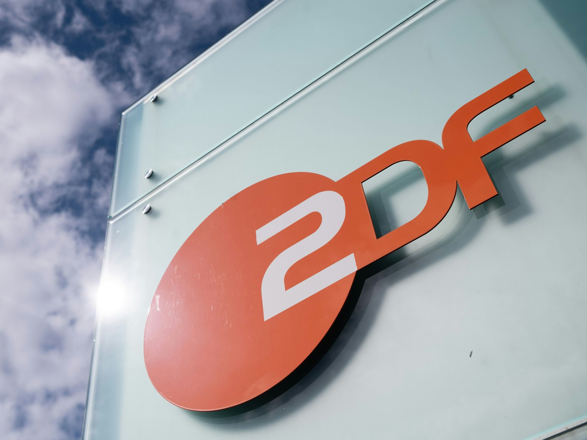 Das Logo des ZDF am Sendezentrum in Mainz.