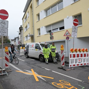 Fußgänger, Autofahrer und Radfahrer stehen an den Durchfahrt-Verboten-Schildern in der Bergisch Gladbacher Innenstadt.