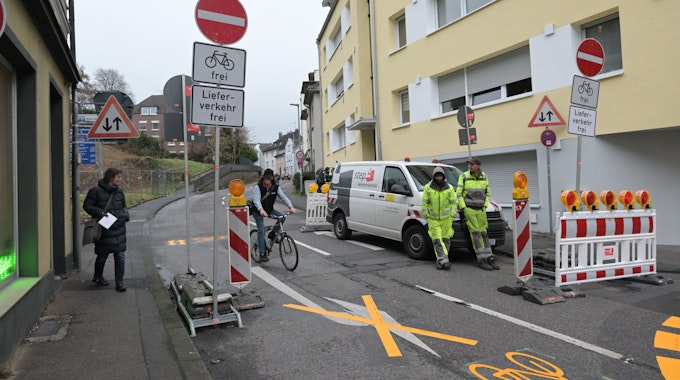 Fußgänger, Autofahrer und Radfahrer stehen an den Durchfahrt-Verboten-Schildern in der Bergisch Gladbacher Innenstadt.