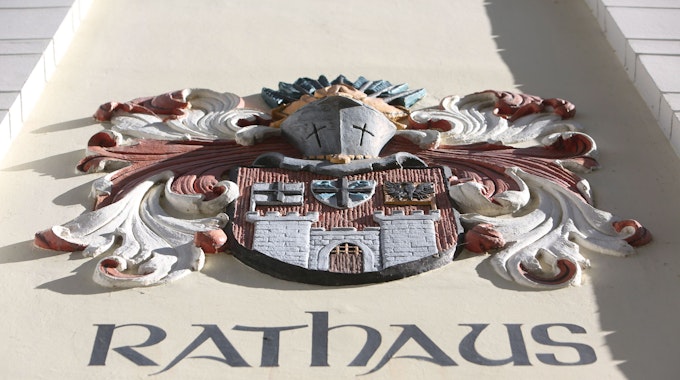 Der Schriftzug Rathaus steht unter dem Königswinterer Stadtwappen an der Fassade des Rathauses in der Altstadt.