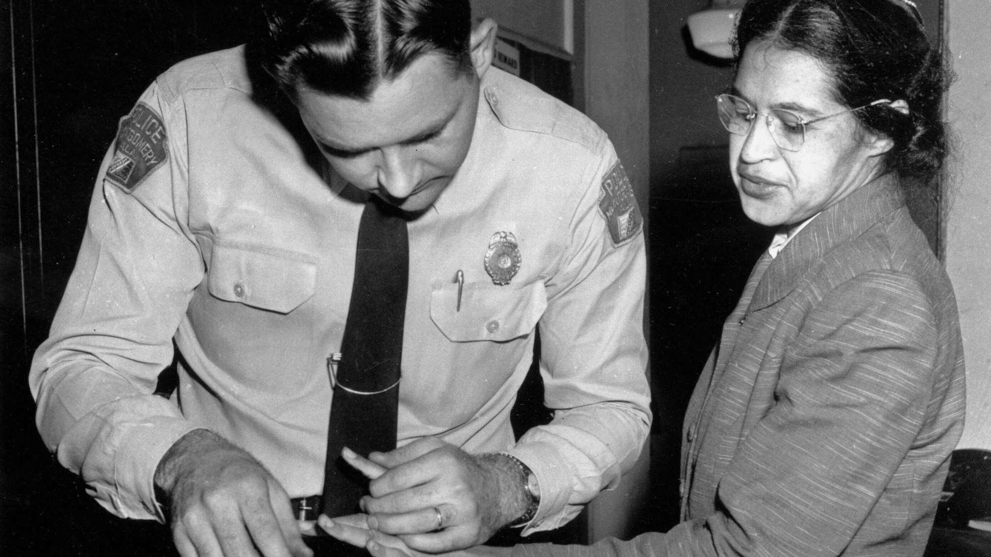 Ein Polizist nimmt die Fingerabdrücke von Rosa Parks.