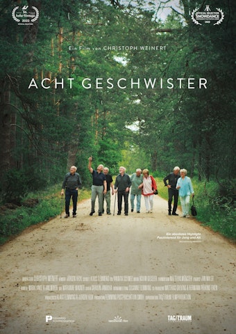 Das Plakat zum Film zeigt die acht Geschwister auf einm Waldweg in Polen.