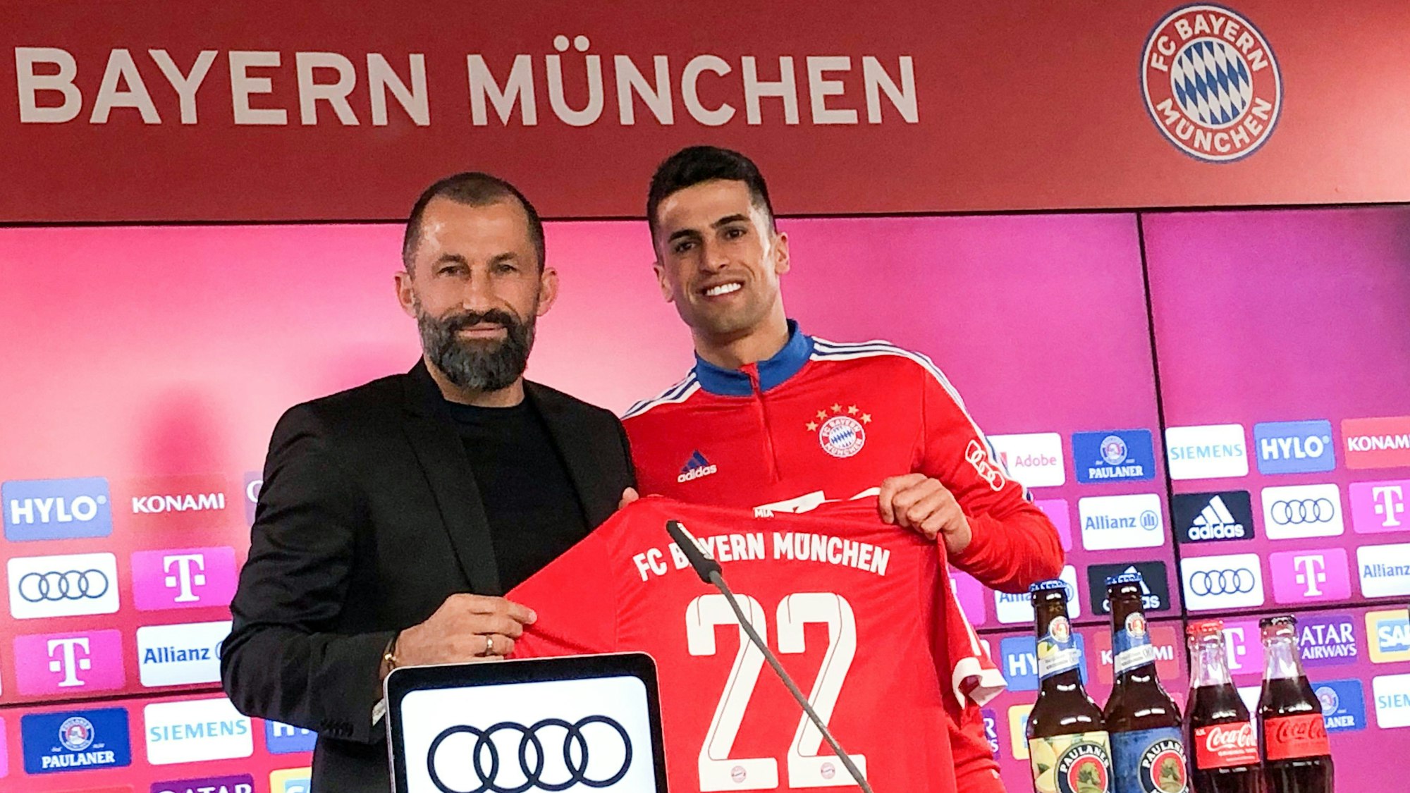 João Cancelo hält sein neues FC Bayern-Trikot. (Januar, 2023)