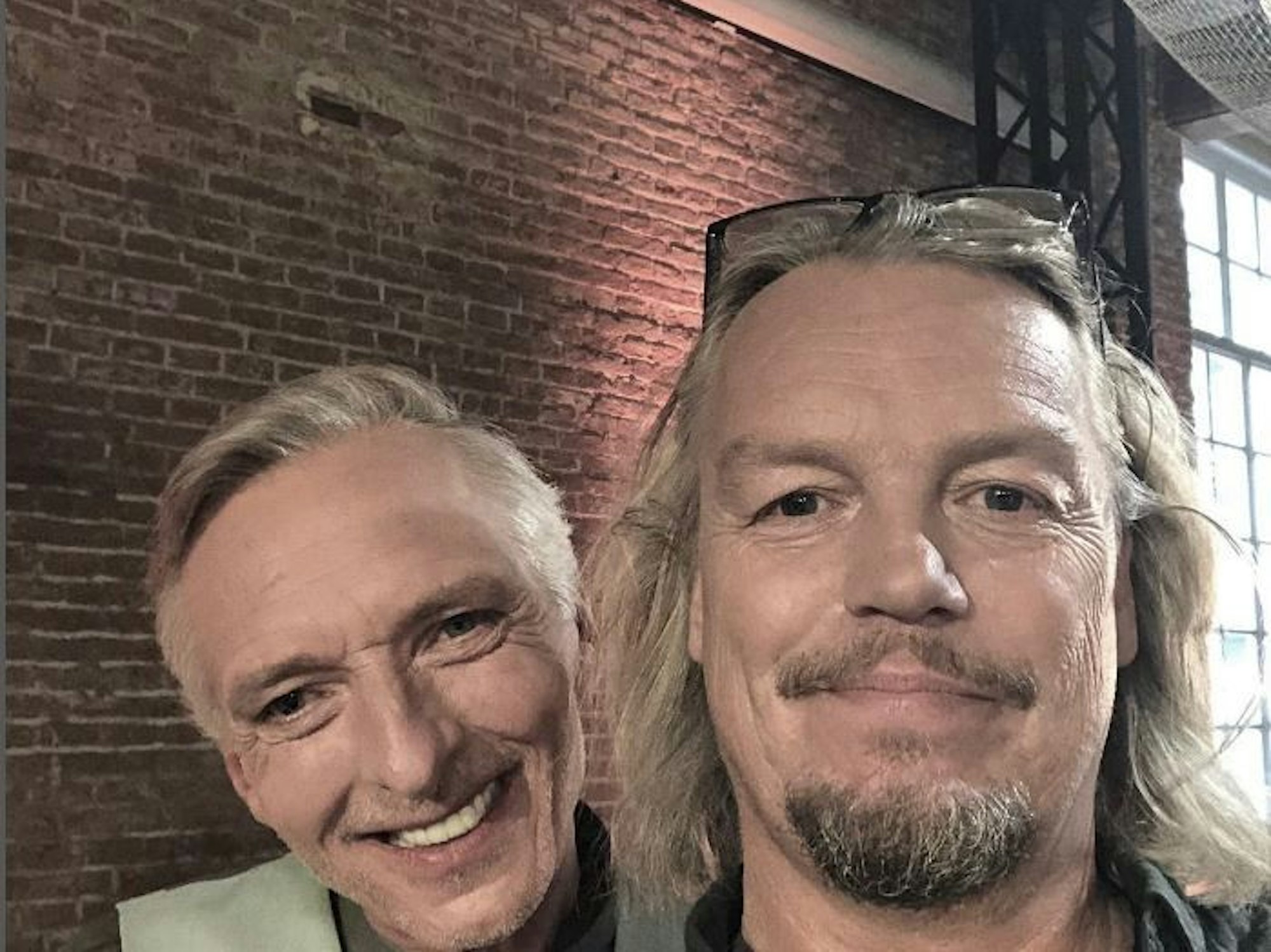 Das Selfie zeigt den „Bares für Rares“-Händler Jos van Katwijk (r.) mit einem unbekannten Mann.