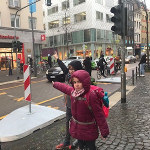 Freya Frühs Kinder auf der viel befahrenen Venloer Straße.