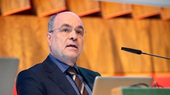 Michael Becker-Mrotzek steht am Rednerpult in einem Hörsaal der Uni Köln.