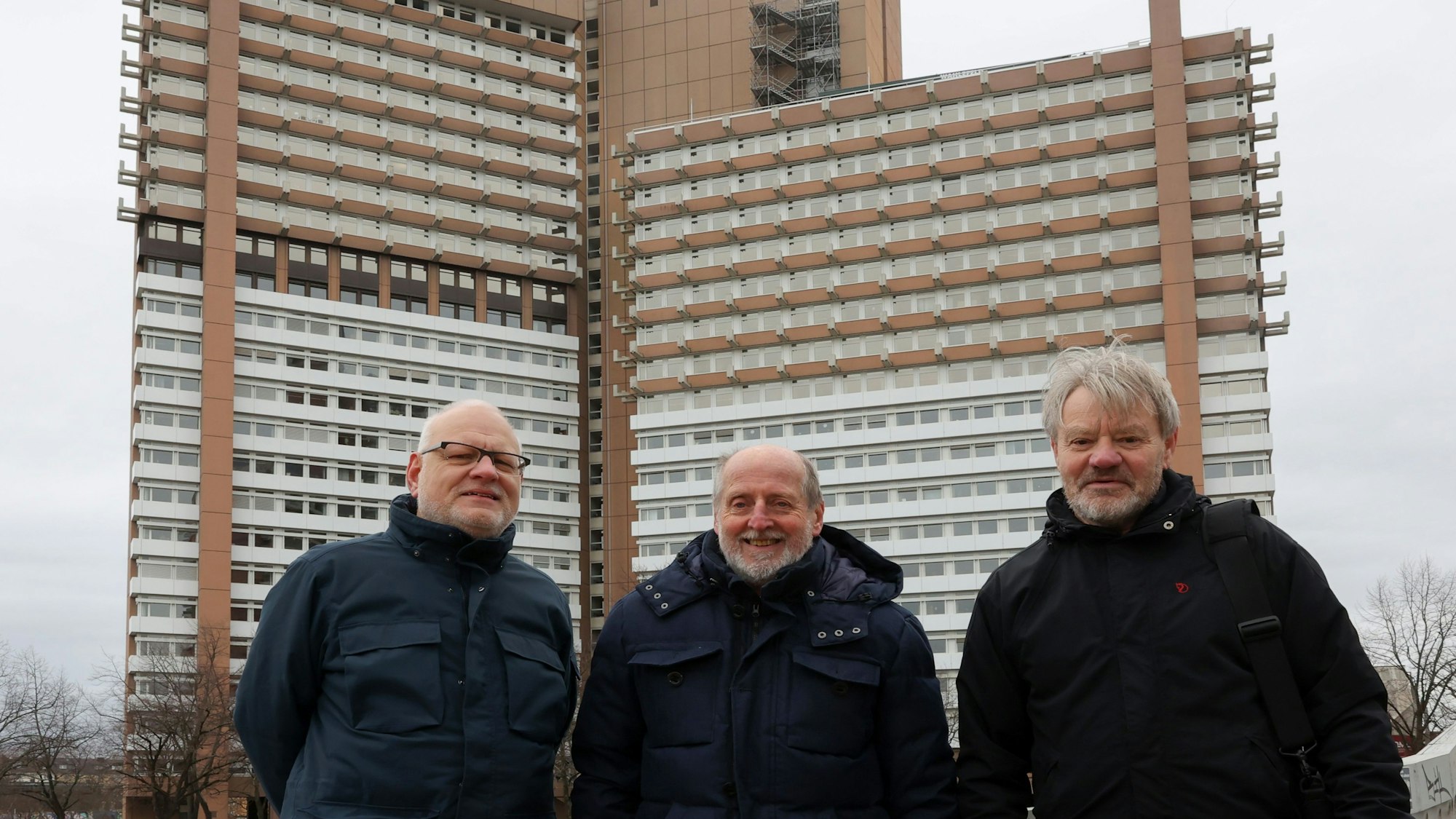 Jörg Frank, Helmut Röscheisen und Thomas Scheidler vor dem Kölner Justizgebäude an der Luxemburger Straße.